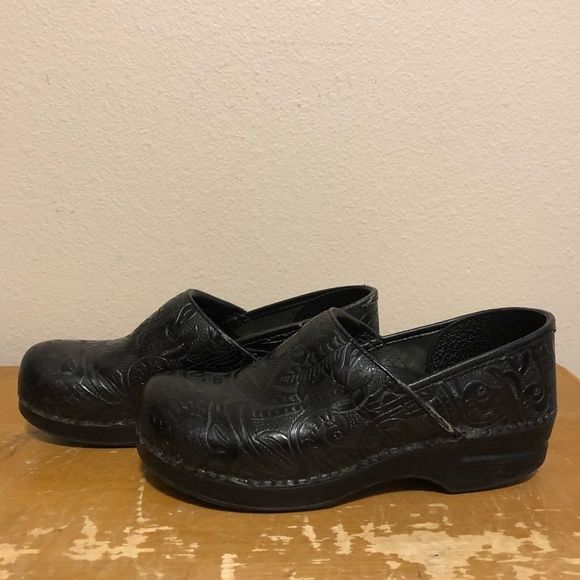 Dansko Black Tooled Leather Clogs Women’s Sz 10.5 / 41 - Picture 2 of 9